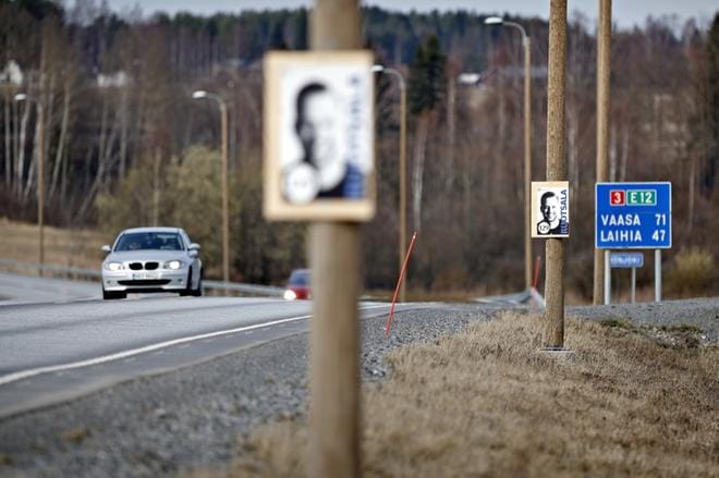 Kuvan vaalimainos oli Nikkolan risteyksessä sata metriä Kurikasta Koskenkorvan suuntaan. KUVAT: TOMI KOSONEN