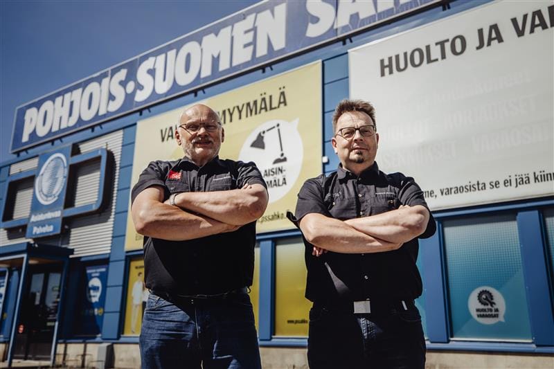 Juha Lounatvuoren (vasemmalla) toimitusjohtajan pesti Pohjois-Suomen Sähkössä siirtyi Hannu Kyntäjälle (oikealla).