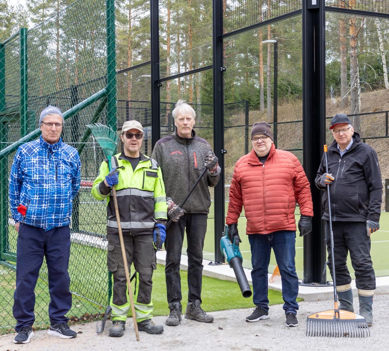 Säät ovat lämmenneet, ulkopelikausi voi alkaa. LC Alahärmän aktiivit kävivät viime viikon torstaina siivoamassa padelkentät pelikuntoon talven jäljiltä. Työn touhussa olivat Timo Kivinen, kaupungin kenttätyöntekijä Markku Lehtisalo, Harri Sillanpää, Antero Ylinen ja Hannu Niemi.