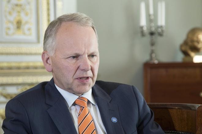 Maa- ja metsätalousministeri Jari Leppä kertoo, ettei kuivuus ole riivannut hänen perheensä maatilalla Pertunmaalla aivan samassa mitassa kuin Lounais-Suomessa. KUVA: Mauri Ratilainen / Arkisto