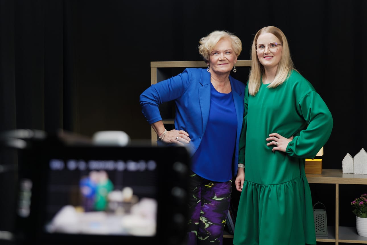 Anne Flinkkilä haastattelee Jenni Puoliväli-Oksalaa.