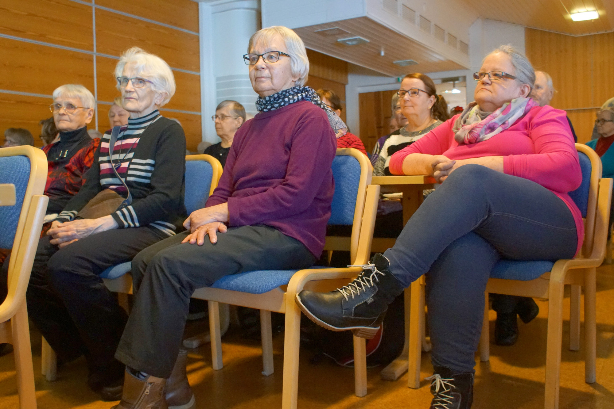 Maija Hukari, Hilda Mainio ja Aino Tolonen istahtivat eturiviin kuuntelemaan Mervi Niemisen luentoa.