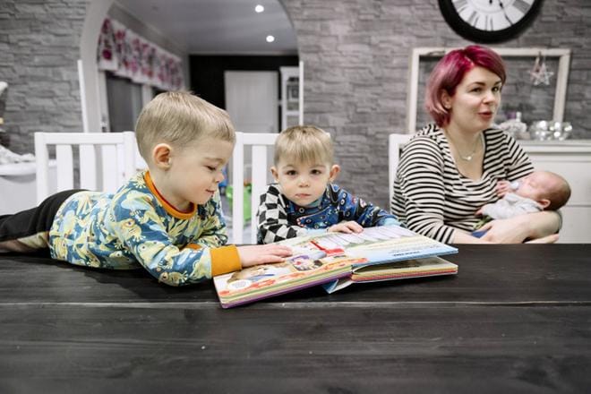 Kaksivuotiaat Lenni ja Kasper ovat Fribergin perheen keskimmäiset kaksoset. Äiti Jenna Friberg sylittelee toista kuopuksista, kaksikuista Peetua. KUVAT: Selma Paavola