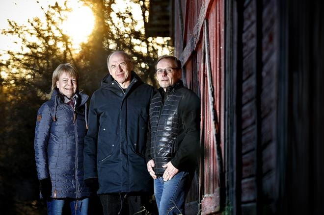 Jukka Kuusisto (oik.) ja Eija Kuusisto sekä Anssi Orrenmaa tekivät yhteistyössä Pohojalaasuuren käsikirjan, joka kuvaa nykyajan eteläpohjalaisuutta. KUVA: TOMI KOSONEN