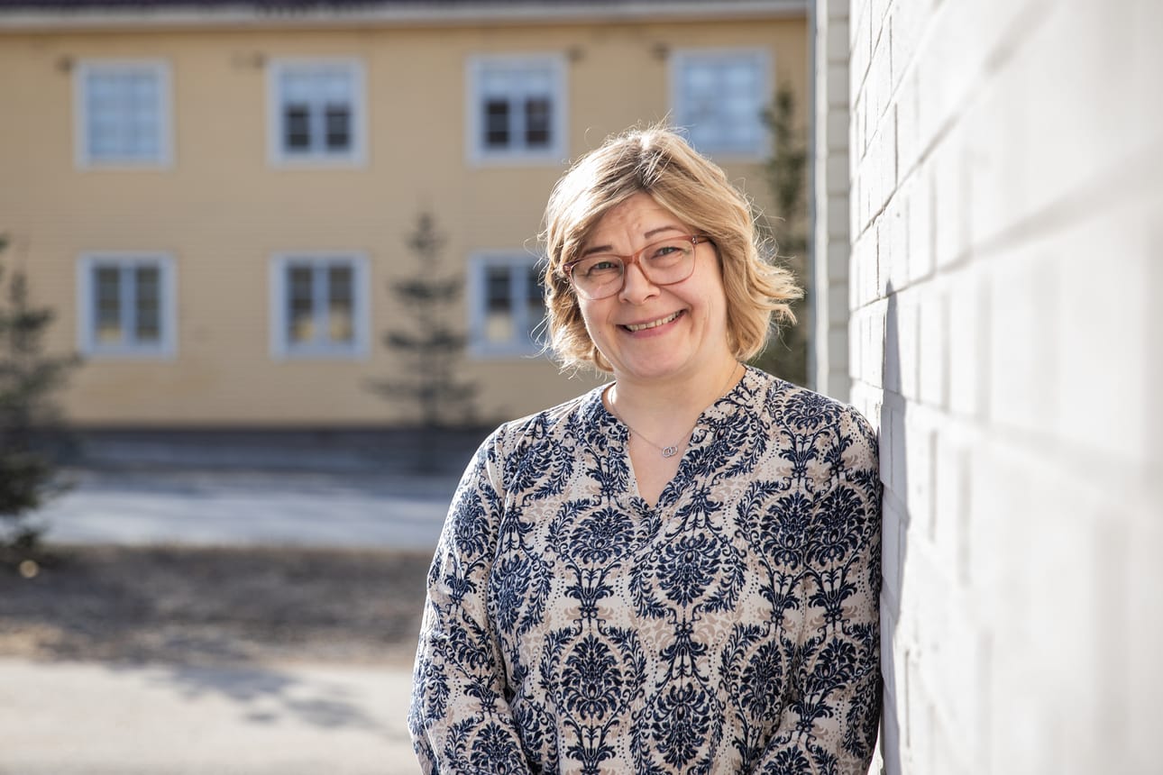 Kuusamolainen Mia Eksymä saa presidentiltä mitalin sunnuntaina valtioneuvoston juhlahuoneistossa järjestettävässä valtakunnallisessa äitienpäiväjuhlassa.