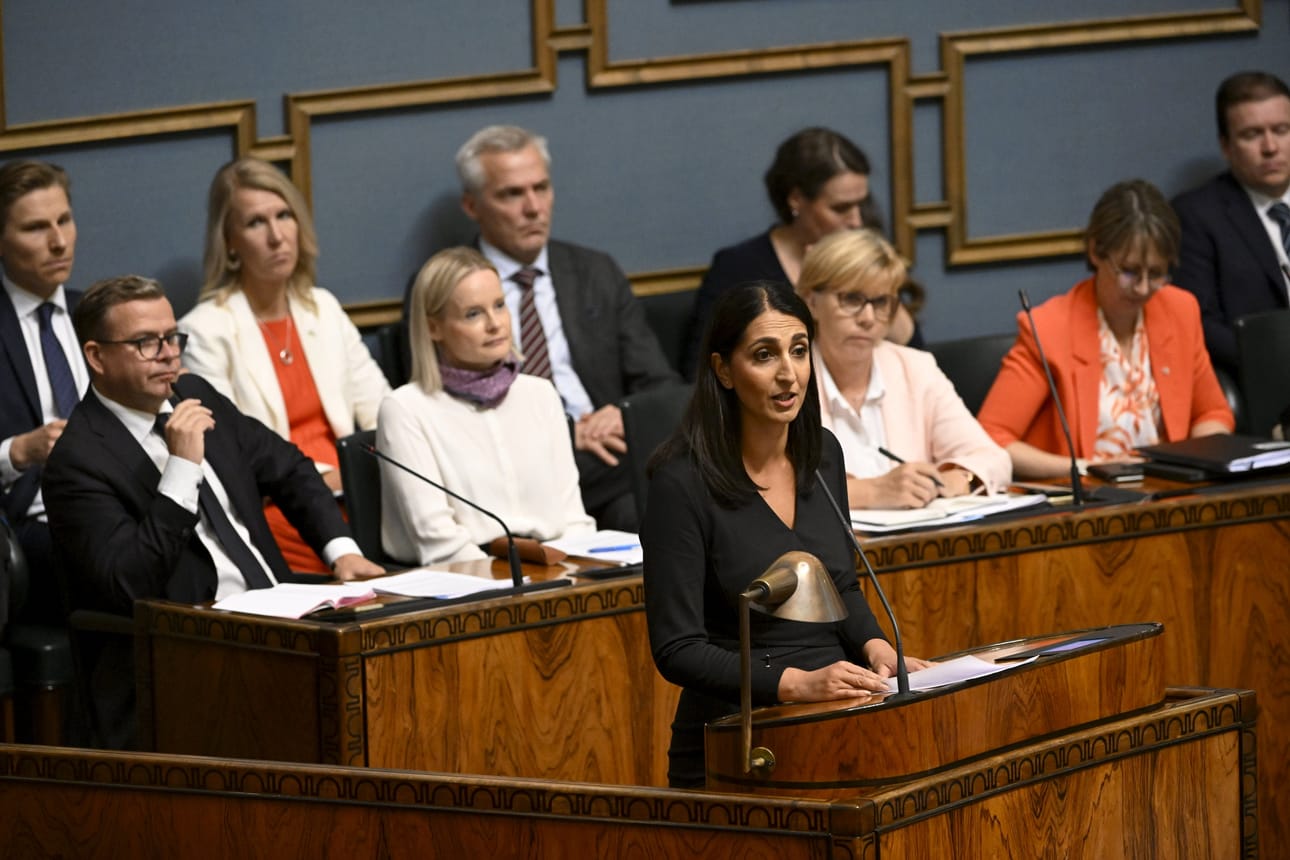 SDP:n kansanedustaja Nasima Razmyar piti puolueensa ryhmäpuheenvuoron eduskunnan rasismikeskustelussa. LEHTIKUVA / Markku Ulander