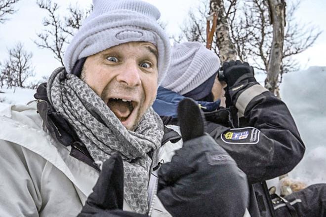 Anders Lundin kulkee luonnossa petoeläinten perässä. Ruotsin Lapin Borgafjällissä hän näkee ahman jolkottelevan lumella. KUVA: Yle Kuvapalvelu