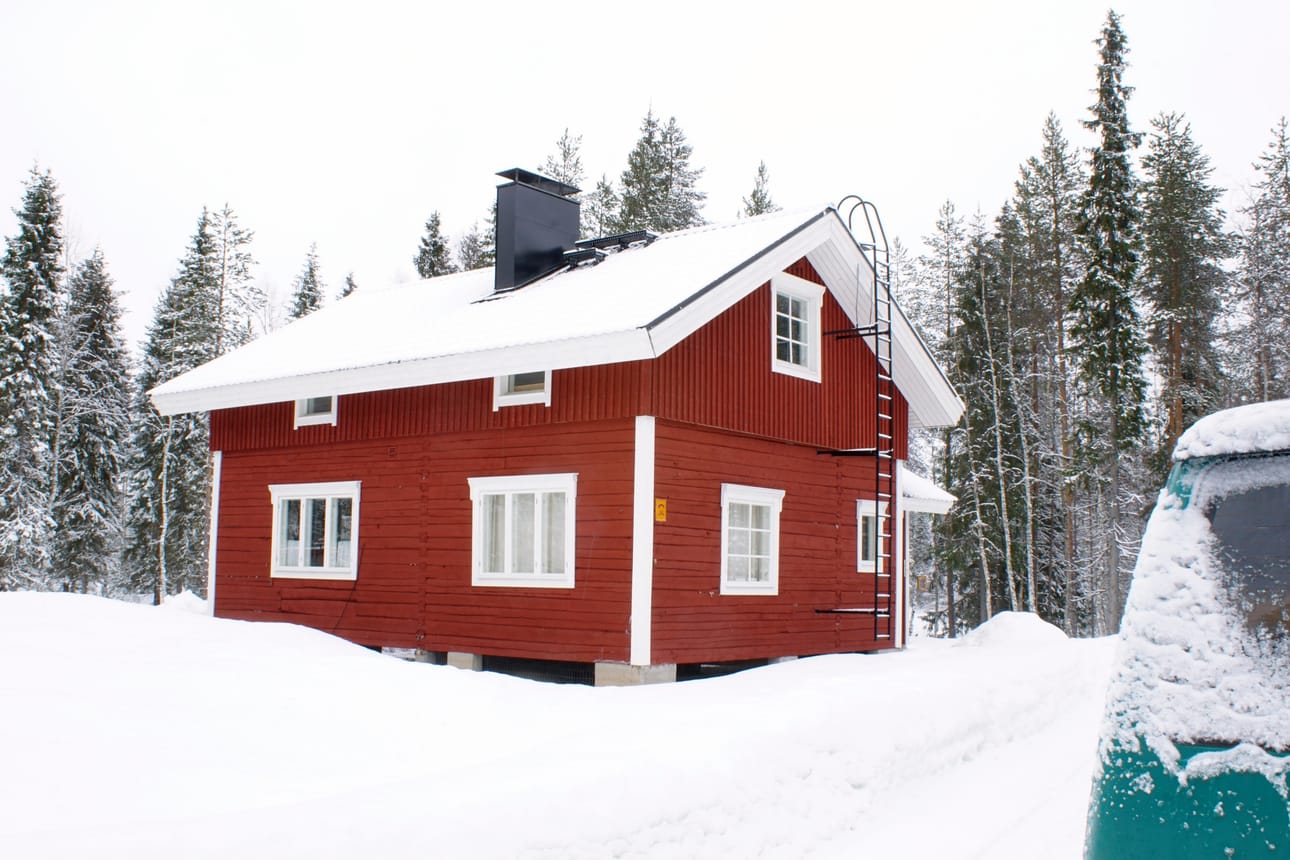 Hanhisuantojen mökki on kunnon rossipohjalle tehty perinteinen hirsirakennus.