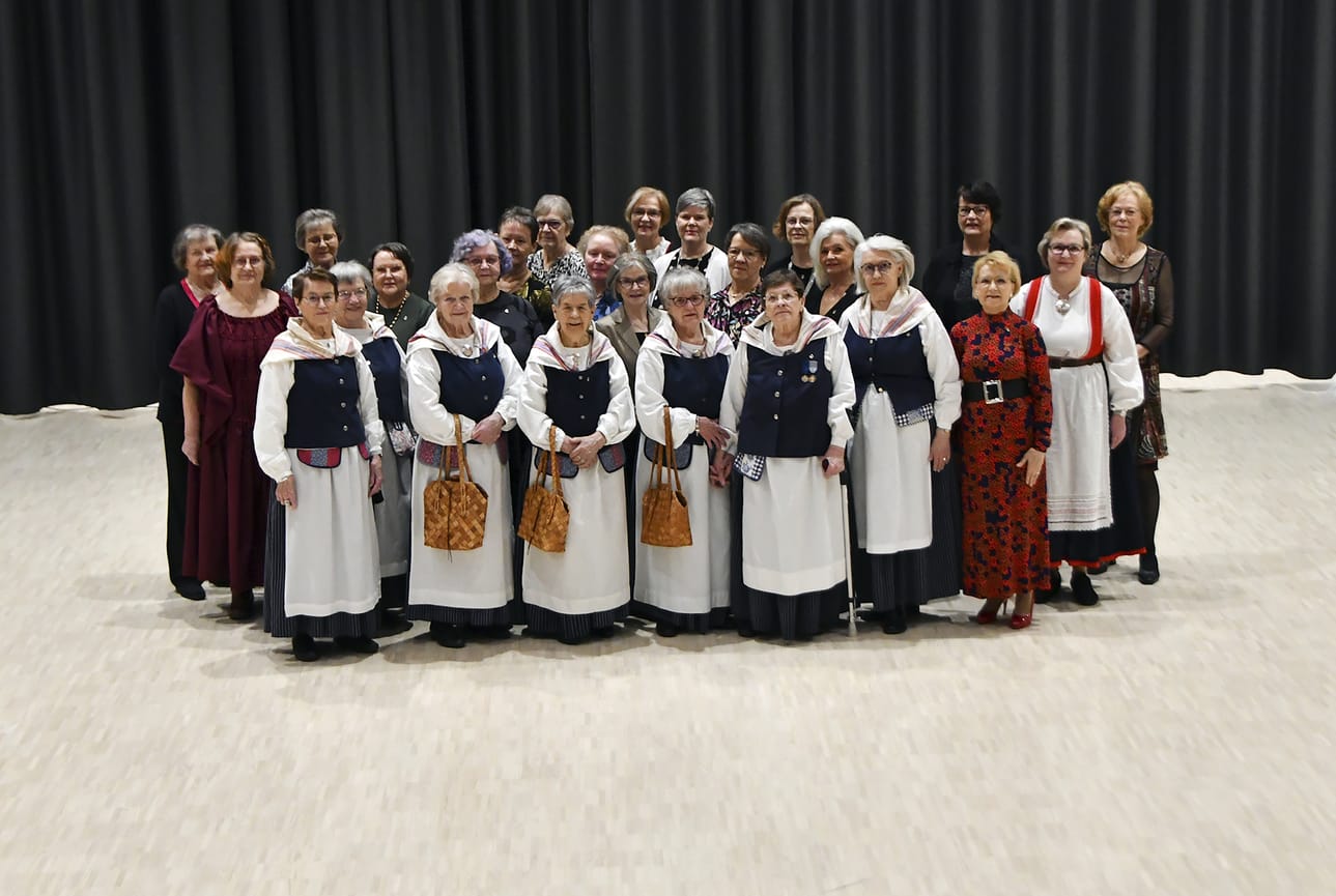Limingan Naisvoimistelijoiden U-kiltalaisia 40-vuotisjuhlan ryhmäkuvassa.