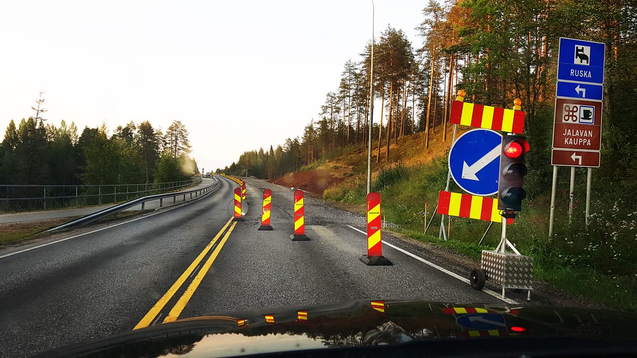 Taivalkoskella valtatie 20:llä Posiontien risteyksen kohdalla liikennettä ohjataan valoilla.