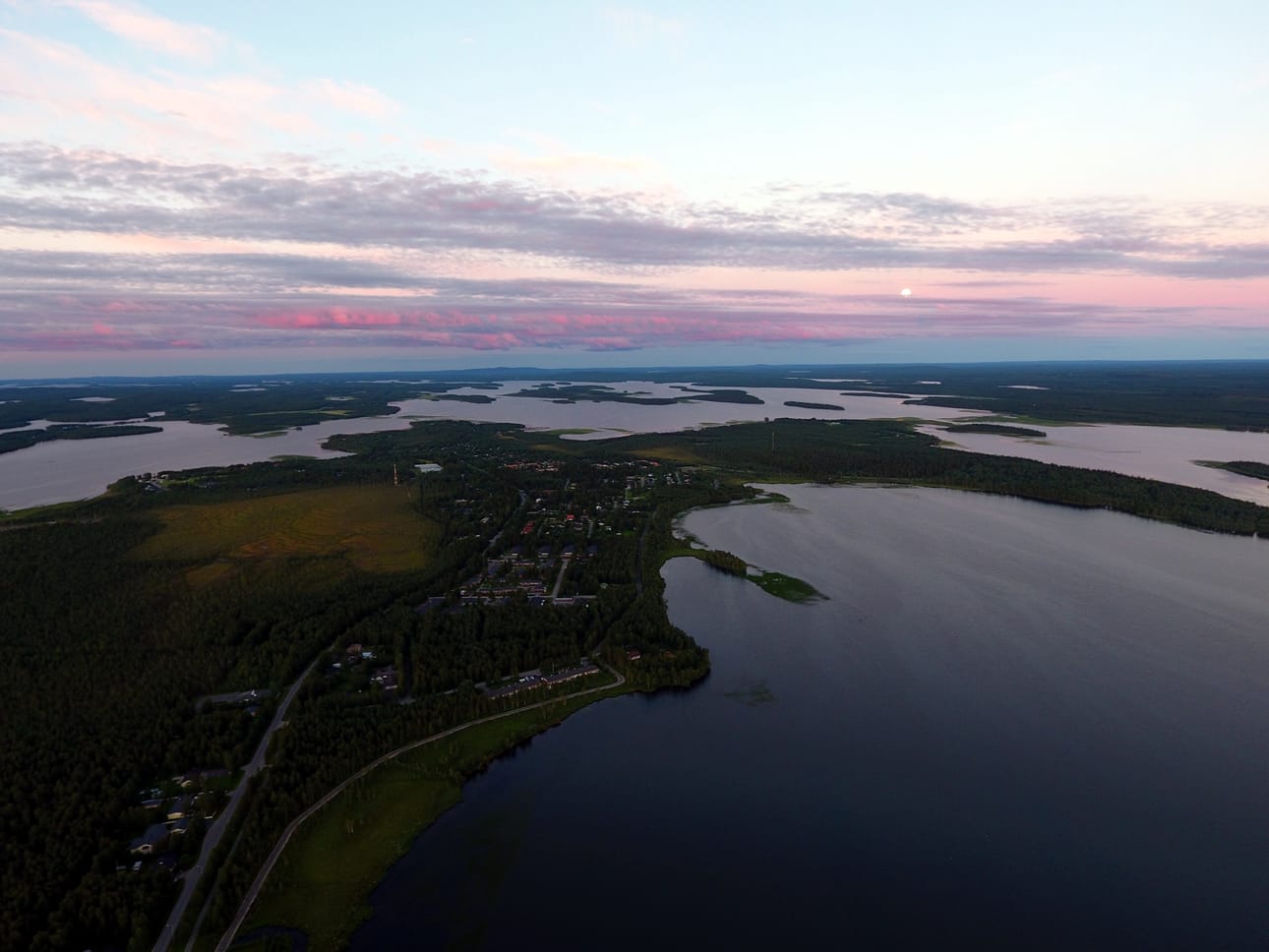 Täysikuu Tolpanniemen taivaalla.