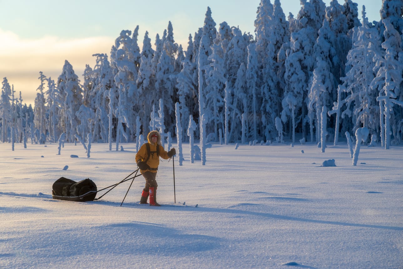 Kesällä liikkuminen on Litokairan suoerämaassa melko vaikeaa, mutta talvipakkasilla retkeily muuttuu helpoksi. Ahkiota on vaivatonta vetää avaralla ja tasaisella suolla.