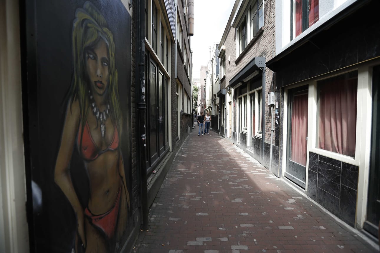 Punaisten lyhtyjen alue Amsterdamissa on peräisin keskiajalta. Nykyisin alue tunnetaan ikkunoissa näkyvistä seksityöntekijöistä.