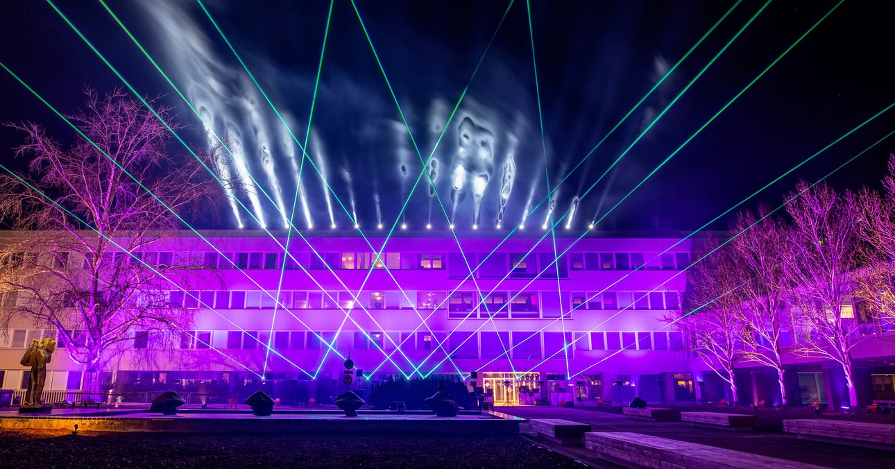 Turun yliopiston päärakennus valaistiin laservaloilla yliopiston 100-vuotisjuhlan kunniaksi vuonna 2020.