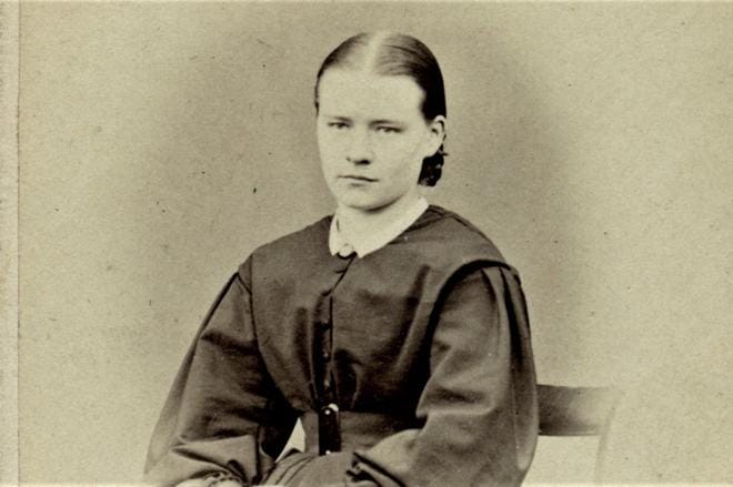 Ida Björkman oli aikaansa edellä perustaessaan koulun naisille 1870-luvulla Pietarsaaressa. Tuolloin ajateltiin yleisesti, että naisille ei kannata opettaa esimerkiksi luonnontieteitä. KUVA: PIETARSAAREN MUSEON KUVA-ARKISTO