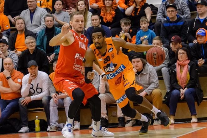 Karhun Austin Hollins ja Vilppaan Mikko Koivisto vauhdissa neljännessä välierässä Kauhajoella. Kuva Erkki Hautaviita