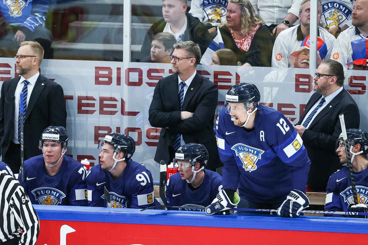 Marko Anttila ohjeistaa omiaan aitiosta. "Mörkö" teki Suomelle tärkeän kavennuksen avauserän lopulla.