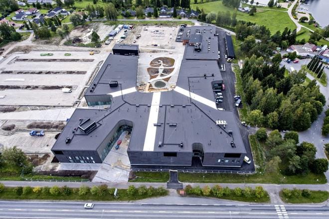 Etualalla näkyvän Kurikan Kampuksen päärakennuksen pohjatutkimus joutuu uuteen läpivalaisuun. Oikeassa yläkulmassa olevissa vanhoissa tiloissa on jo toimintaa. KUVA: KARI LÖFHJELM