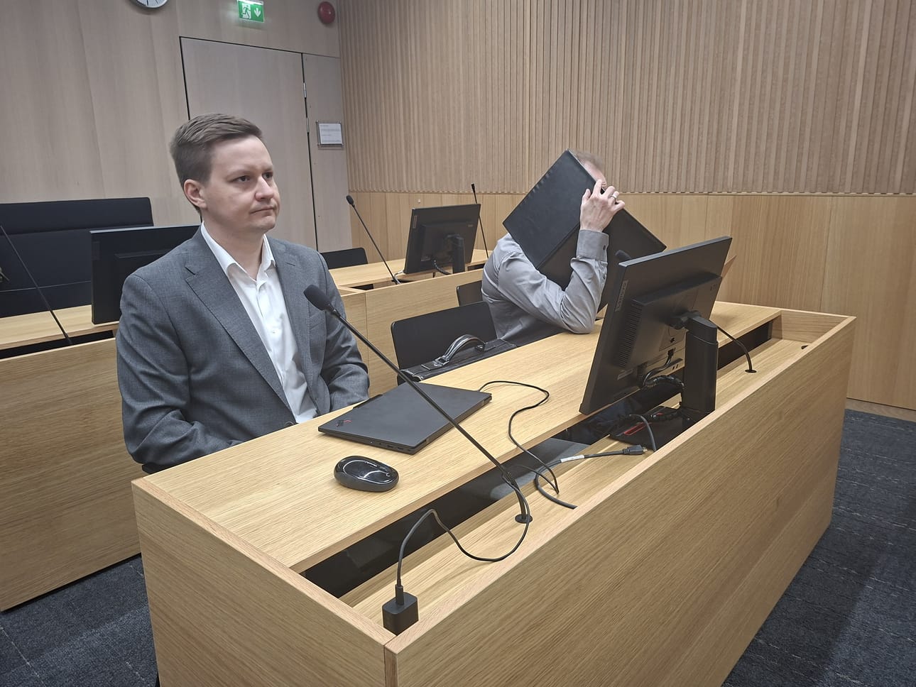 Syytettynä olevaa ex-poliisia avustaa oikeudessa asianajaja Joel Eriksson.