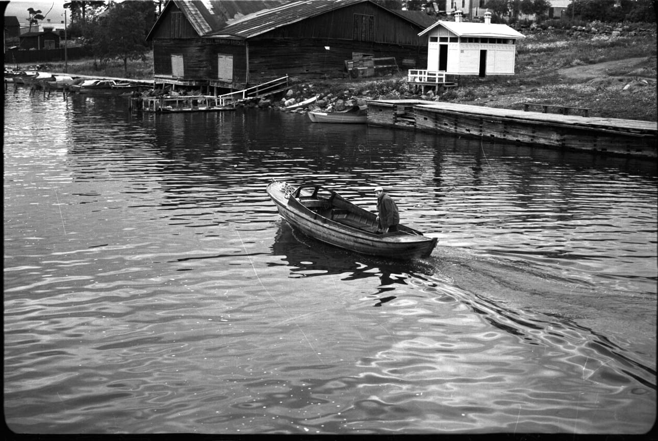 Palosaaren Sundin matonpesupaikka näkyy taustalla. Lähde: Svenska litteratursällskapet i Finland. Karl Alfred Nyströms fotografisamling‎. "Brändö sund.‎ (1937–1959)".