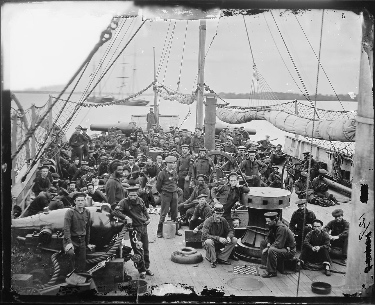 Merimiehiä ja merijalkaväen sotilaita Yhdysvaltain tykkiveneen Mendotan kannella vuonna 1864.
