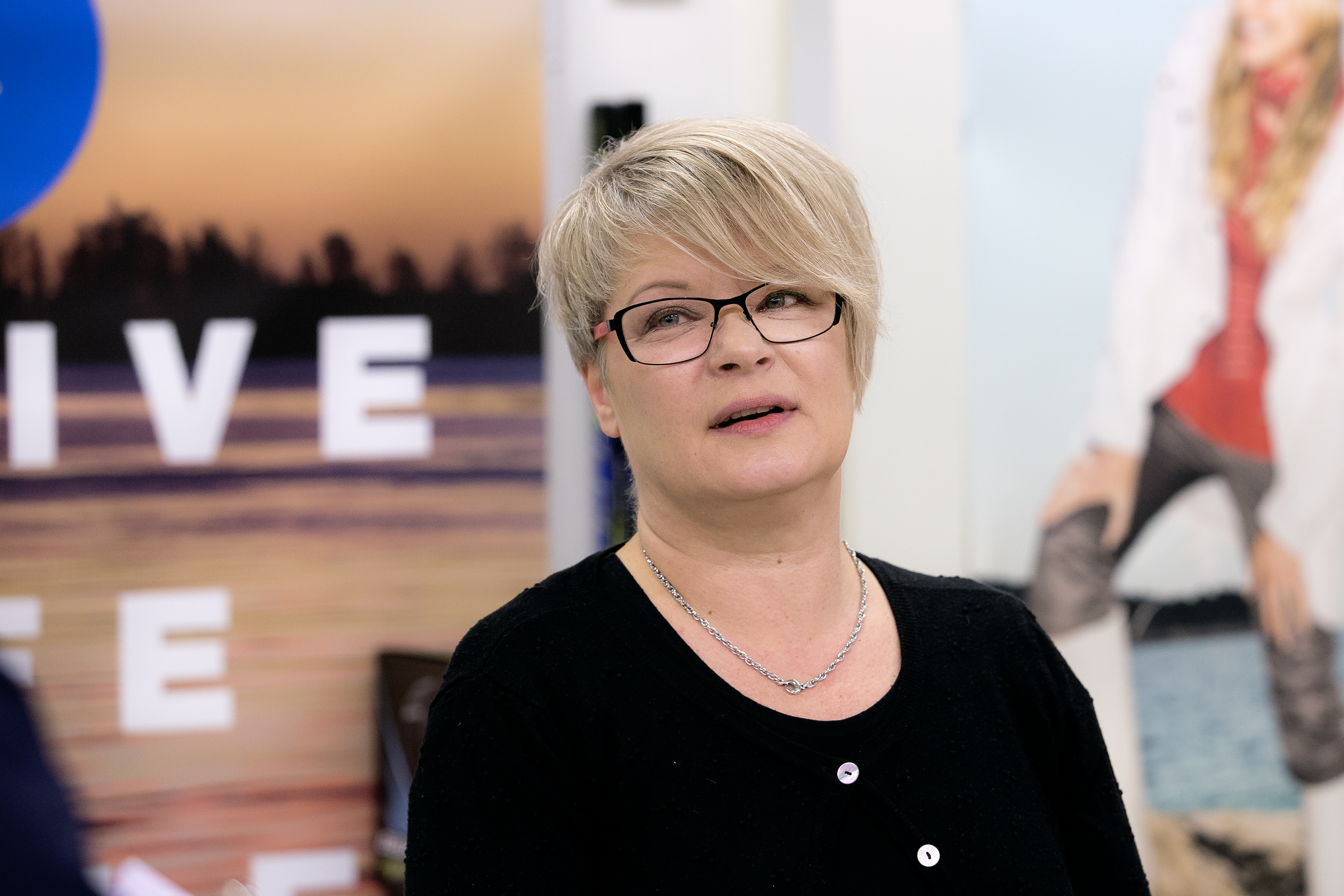 Sportia Raahen kauppias Paula Heikkinen kertoo, että merinovillakerrasto on joulun ykköstuote.
