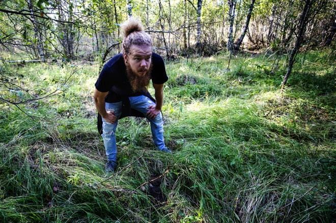 Retkue sukelsi tiheikköön kaukaisen mylvinnän perässä. Ulostekasojen määrä kasvoi tasaisesti mitä syvemmälle pusikkoon rämpi. Tuoreet kasat kertoivat lehmien kulkeneen alueella vastikään. KUVA: OUTI NEUVONEN