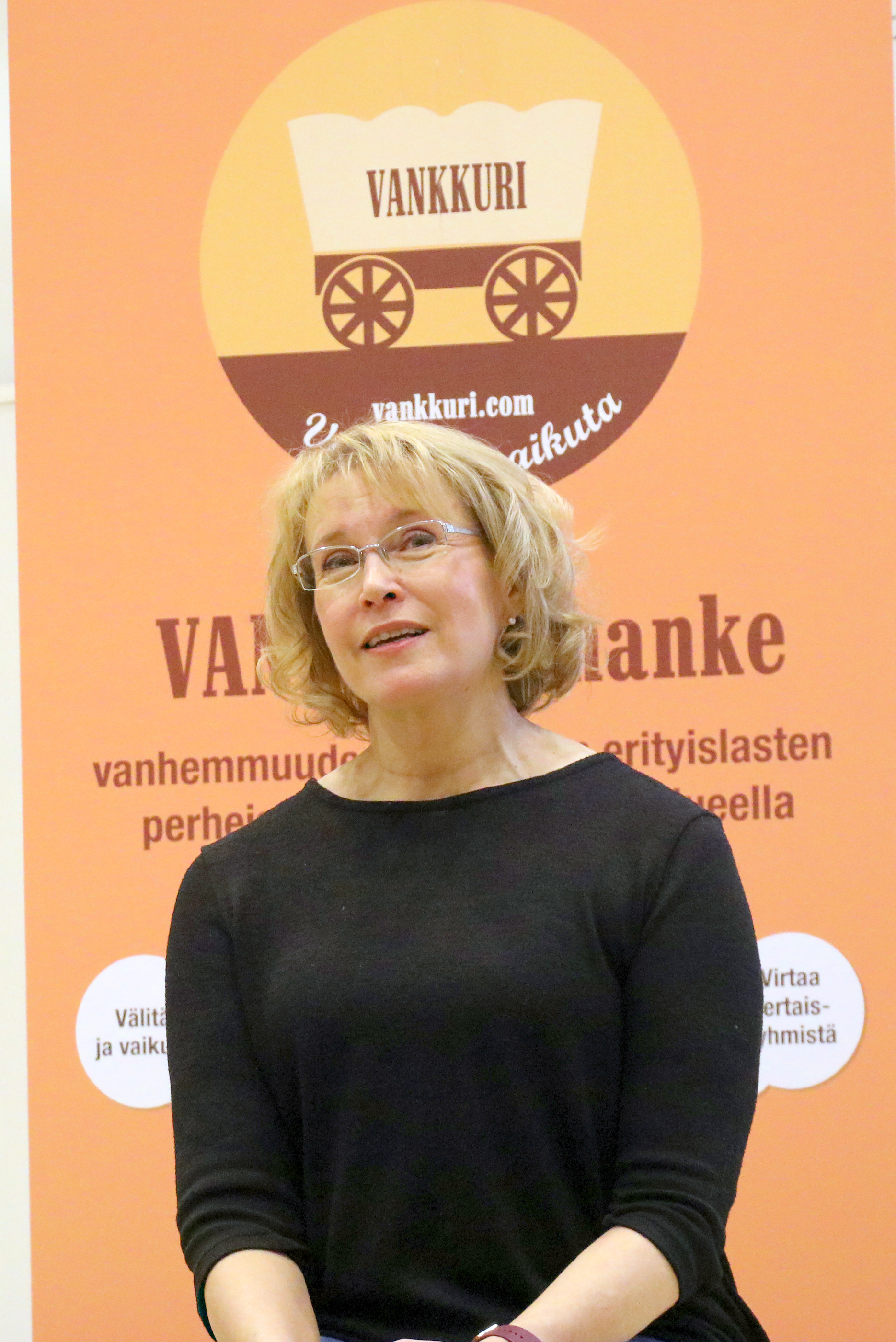 <p>Riitta Alatalo kannustaa vanhempia kohtaamaan lapsensa ja nuorensa kasvokkain. Yhteinen läsnäolo ja yhdessätekeminen päivittäin ilman kännykkää on tärkeää. Alatalo muistuttaa, että vastuu nuoren kännykän käytöstä on vanhemmalla. </p>