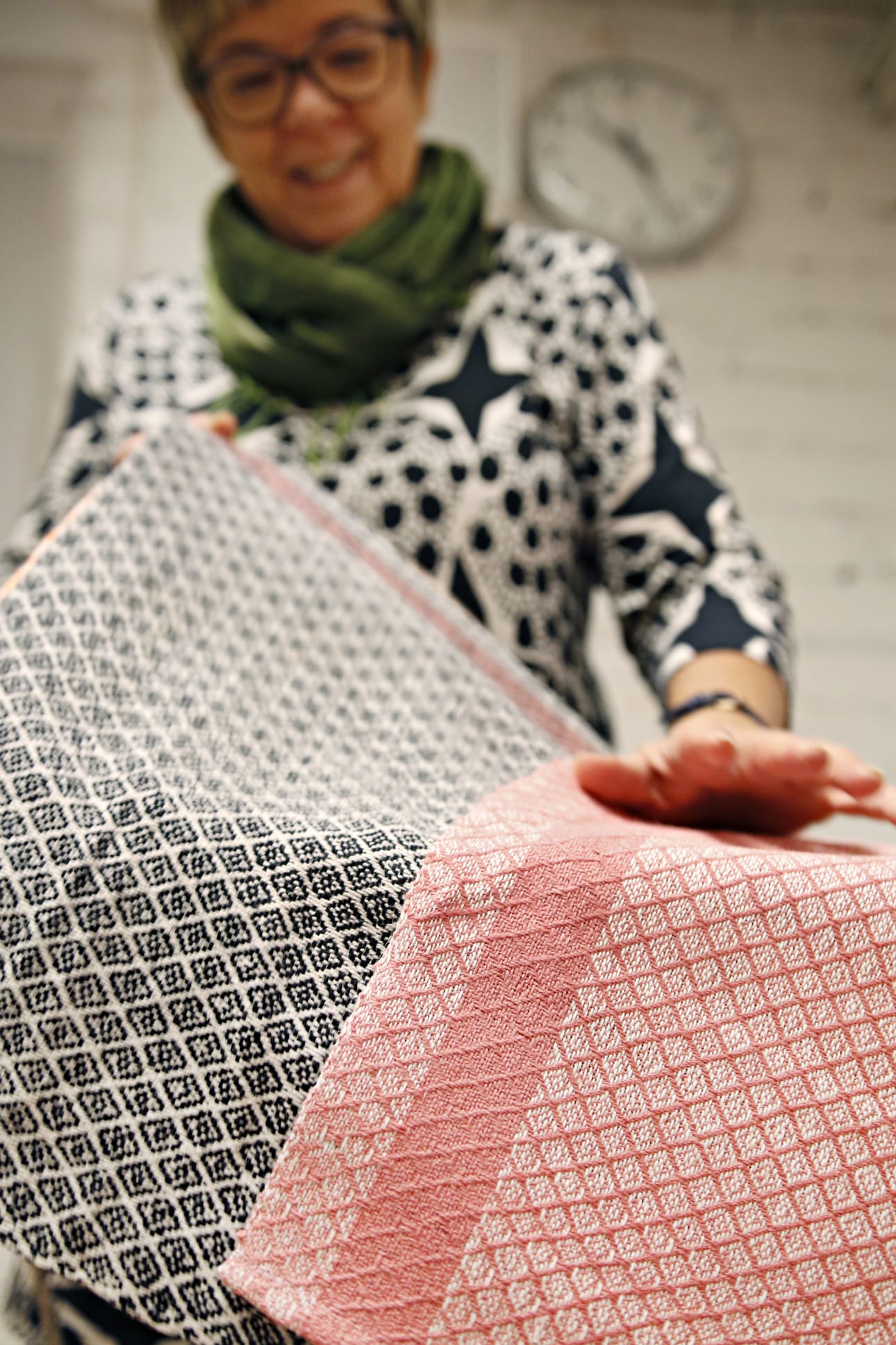 Tätä luksusta harvalla on keittiössään: itse kudotut, puuvillaiset keittiöpyyhkeet. Päivi Körköllä ne ovat arkikäytössä.