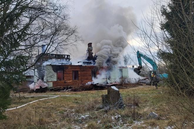 Talon asukas ehti hengittää savua, mutta suuremmilta henkilövahingoilta on säästytty. Kuvat: Jorma Havula