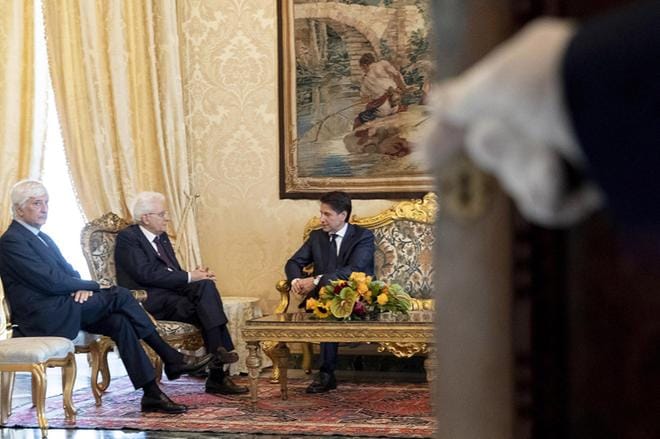 Italian presidentti Sergio Mattarella (keskellä) keskusteli Italian hallitustilanteesta pääministeriehdokas Giuseppe Conten kanssa sunnuntaina. Italiaan ei ainakaan vielä syntynyt populistihallitusta. KUVA: GIANDOTTI / HANDOUT