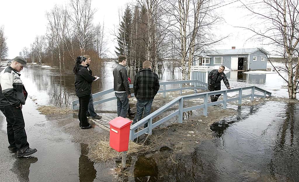 Tyrnäväjokeen laskeva Leppioja tulvi tiistai-iltapäivänä tielle ja asuinrakennusten pihoille.