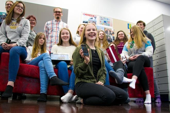 Kerrankin saa koulussa olla kännykät esillä. Erasmus-hankkeessa mukana olevat Kauhajoen lukiolaiset ovat tehneet kännykkäsovelluksella lisätodellisuuksia paikallisiin matkailukohteisiin. Etualalla Eveliina Turunen, hänen takanaan vasemmalla Reetta Soinila. KUVA: JORMA HAVULA
