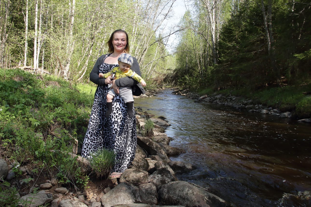 Luonnon Sylin yrittäjä Virpi Ruotsalainen uskoo, että hyvinvointiala on kasvussa, sillä ihmiset etsivät rauhoittumisen paikkoja. Kuvassa myös kahdeksan kuukauden vanha Leevi.