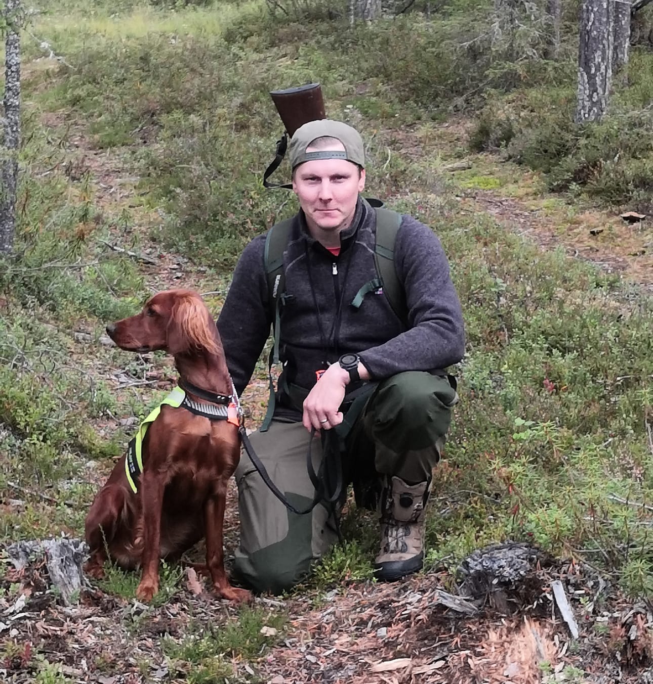 Vesa Konttaniemi metsästää irlanninsetteri Kachin kanssa.