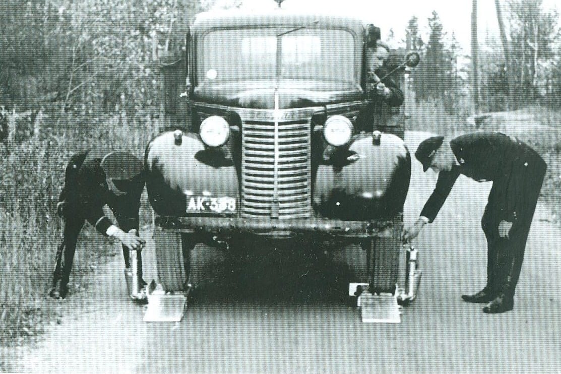 Vanha kuva kertoo, kuinka poliisi punnitsi ajoneuvon painoa vuosikymmeniä sitten.