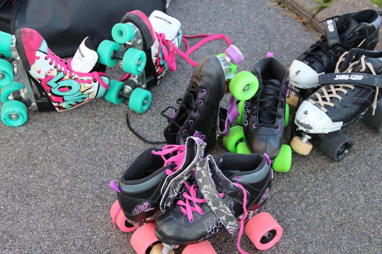 Roller derbyssä kisaillaan rullaluistimilla.