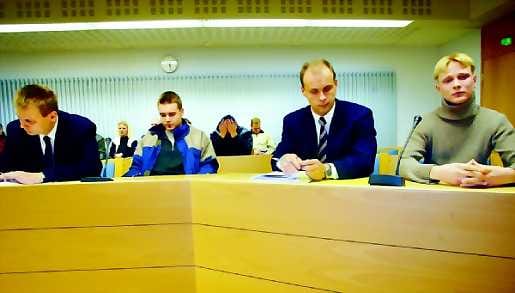Totinen paikka. Pääsyytettyä avusti asianajaja Sampsa Teittinen (vas.). Asianajaja Antti Jurvansuu avusti toista vanhemmista pojista.