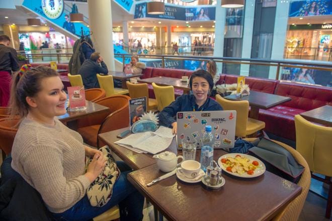 Pietarin nuoria eivät presidentinvaalit juuri huoleta. Ksenja (vas.) opiskelee kiinaa, koska Venäjän työmarkkinoilla kiinan taitoa arvostetaan. Kiinalaisia turisteja tulee maahan paljon ja kauppa itään kasvaa. KUVA: Markku Saksa