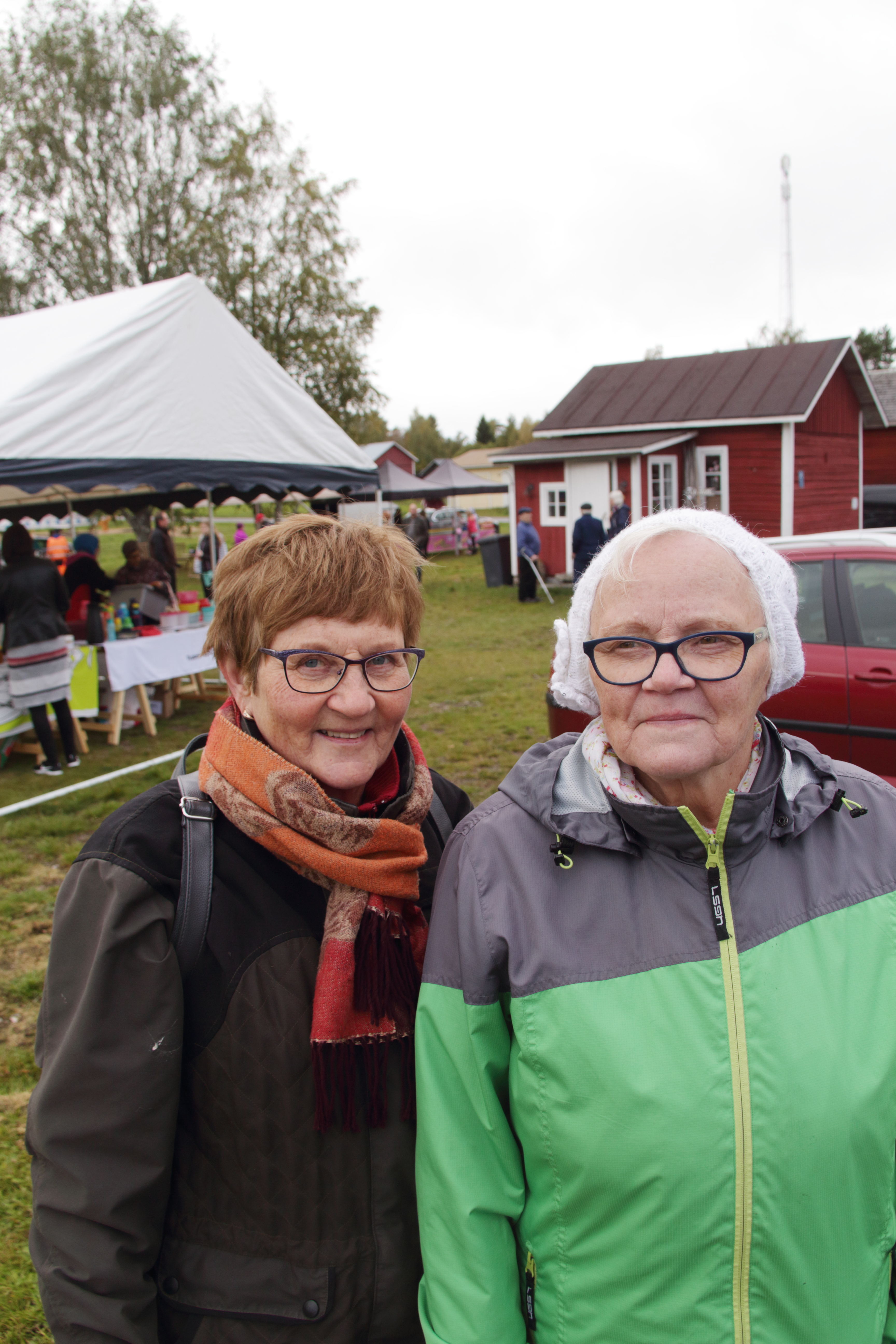 Kerttu Alahuhtala ja Maija Pyhälä olivat myymässä arpoja ja kaikenlaista muutakin Merijärven kotiseutuyhdistyksen hyväksi.