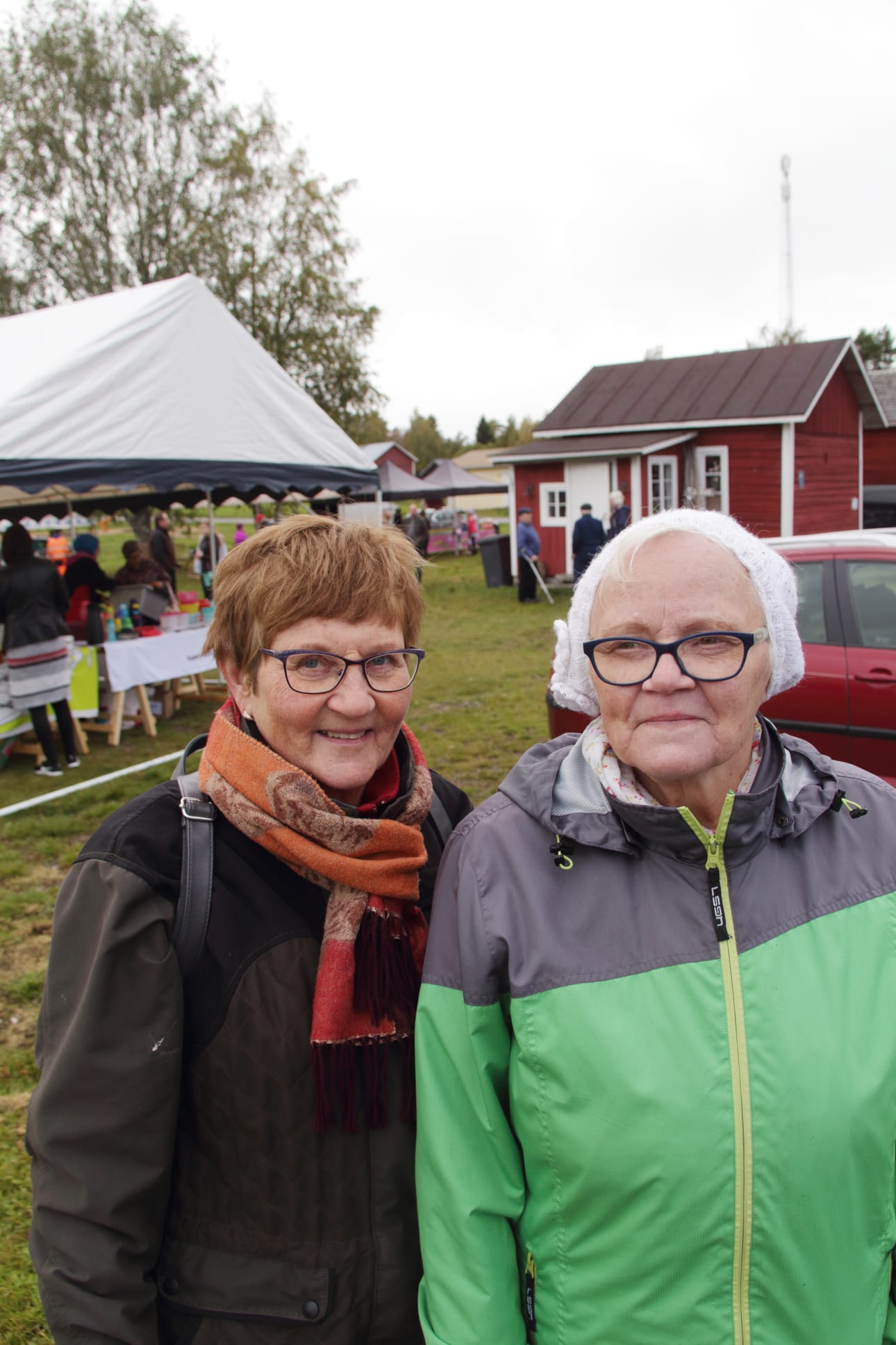 Kerttu Alahuhtala ja Maija Pyhälä olivat myymässä arpoja ja kaikenlaista muutakin Merijärven kotiseutuyhdistyksen hyväksi.