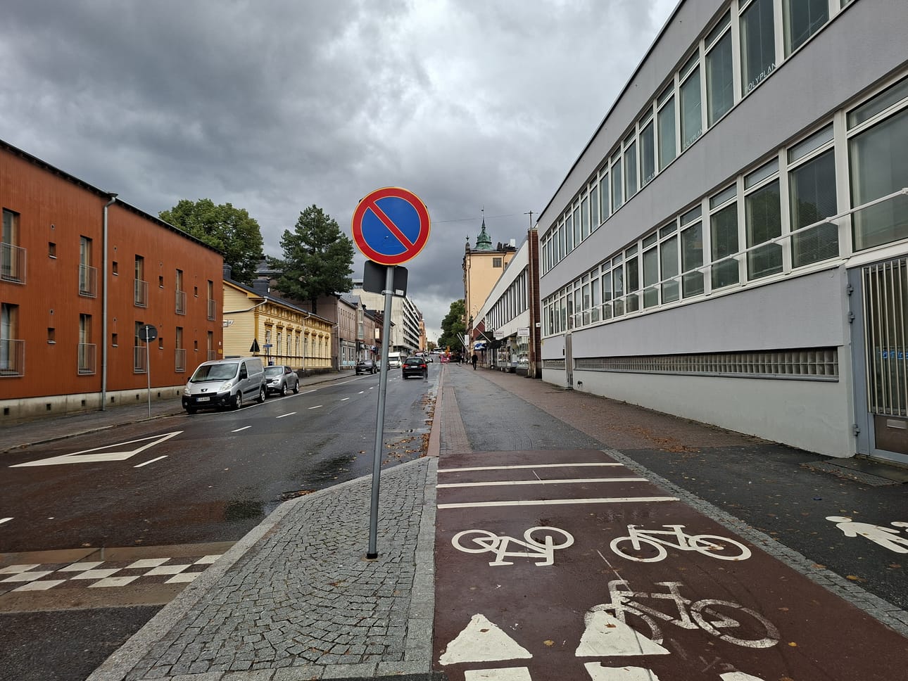 Liikuntavammainen vaasalaismies sai pysäköintivirhemaksun parkkeerattuaan Raastuvankadulla pysäköintikieltoalueelle. Hallinto-oikeus kumosi myöhemmin maksun.