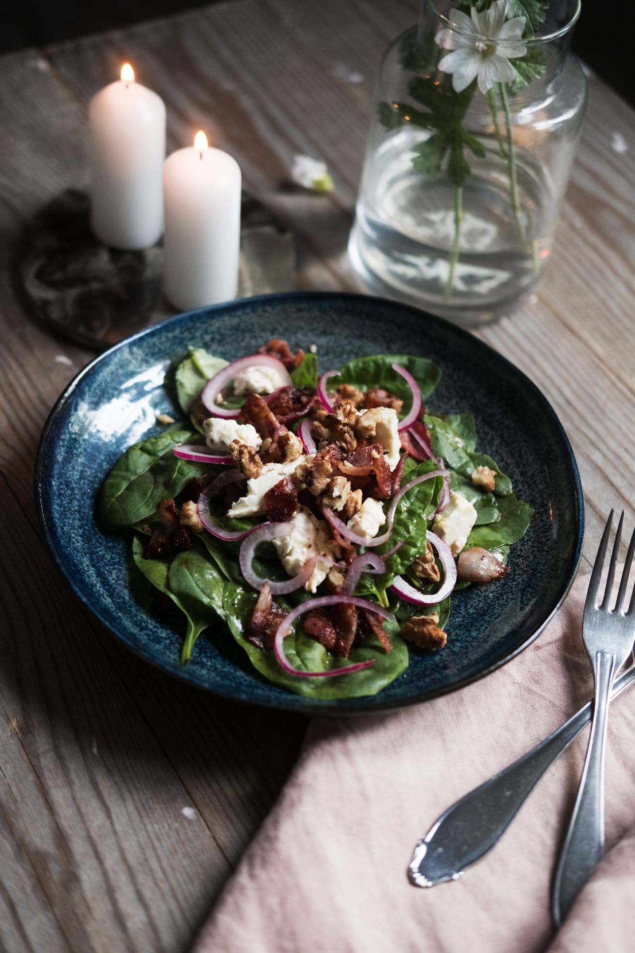 Lämpimän salaatin kastike hyödyntää herkullisesti pekonin paistorasvan ja sipulin marinadin.