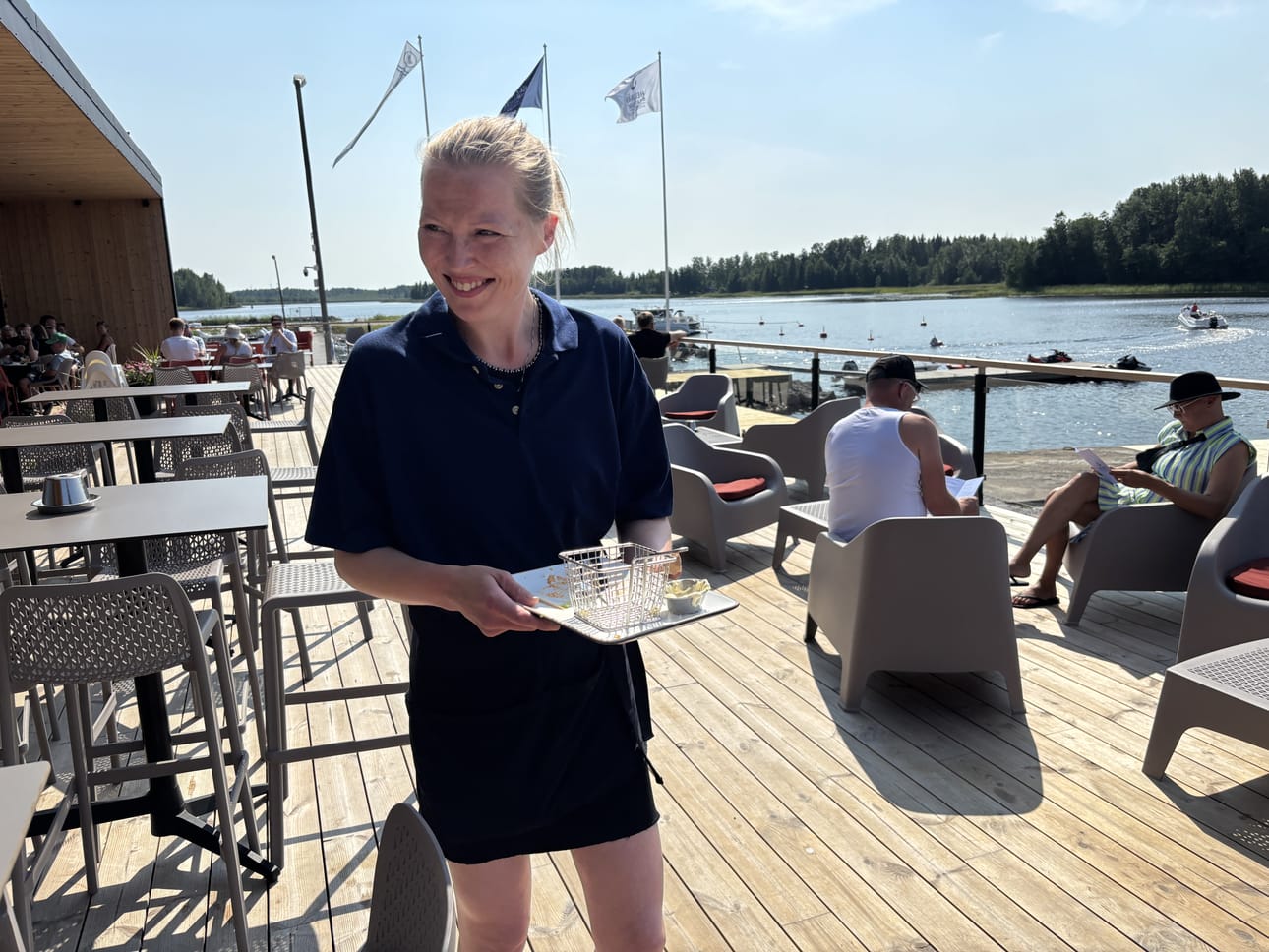 Hellnäs Boathouse -ravintolan vuorovastaava Tiina Puumala kertoo, että hyvällä säällä terassi on usein täynnä.