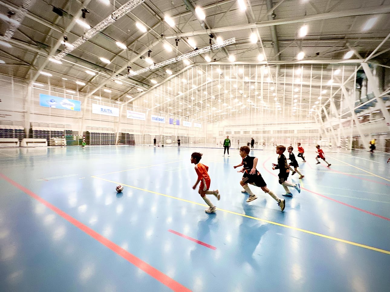 9-vuotiaat pelaamassa ottelua Real Madrid - PSG Seinäjoki Areenassa.