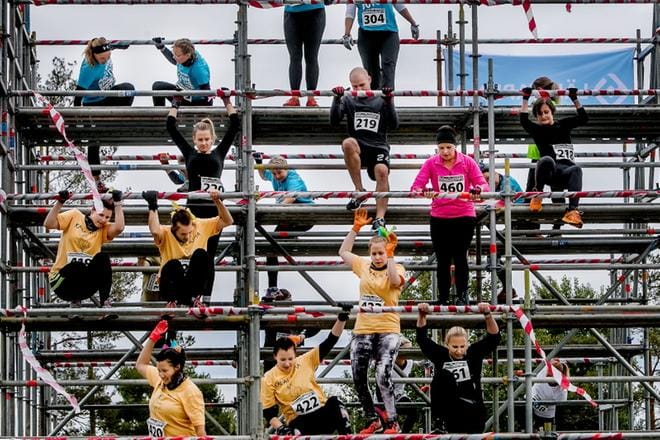 Radan kakkosestettä Goljattia ylittämässä muun muassa Jenni Rahikainen (420), Noora Villman (422), Jenni Perttilä (460), Alec Garcia (219) ja Pauliina Mäntysaari (304). Esteet on rakennettu kansainvälisten mallien mukaan. Torstaina esteiden turvallisuuden kävivät varmistamassa rakennus- ja pelastusviranomaiset. KUVAT: JAAKKO ELENIUS