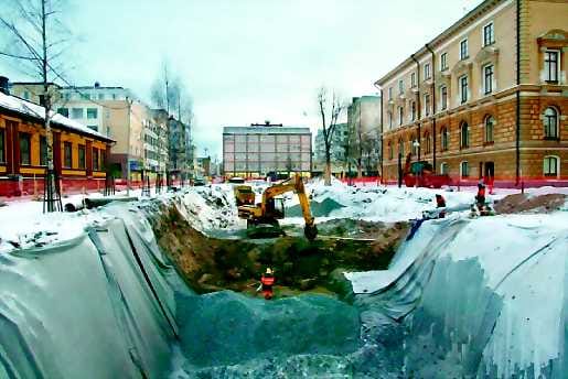 Kaupunginoja eli Plaanaoja on revitty auki kaupungintalon kohdalta kunnostustöiden takia.