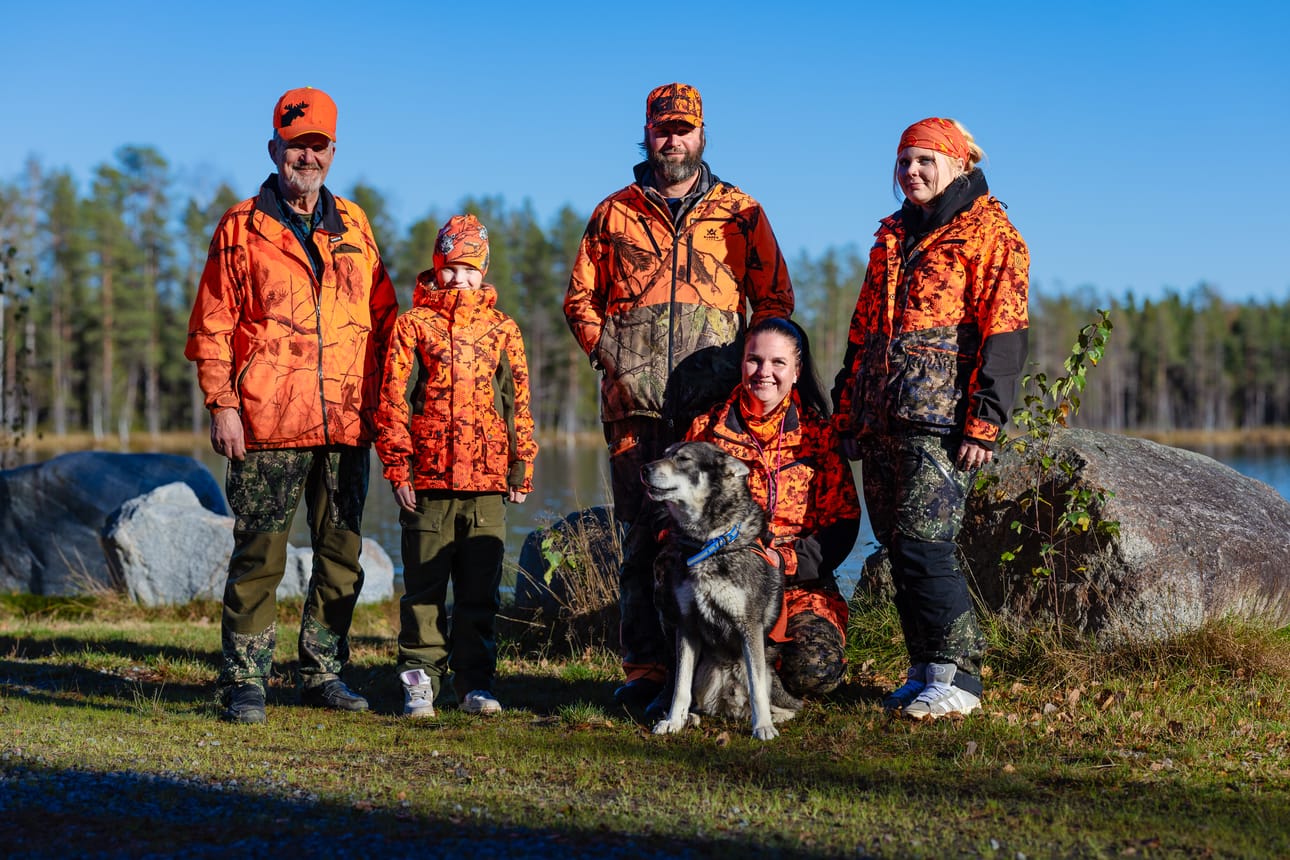 Metsästysharrastus yhdistää Mäkirannan perheessä kolme sukupolvea. Markku, Minttu, Sami, Jenni ja Lotta Mäkiranta tulevat hyvin toimeen keskenään. Jämtlanninpystykorva Mosku hoitaa hirvien haut metsästä.