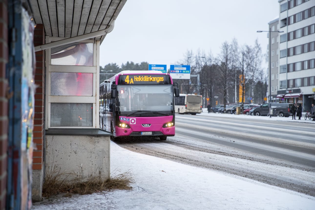 Oulun joukkoliikenteen linja-autoliikenteessä havaittiin loppuvuodesta pulma, jonka mukaan onnikkakuskit ei ole kaikkien linjojen ajossa mahdollisuutta päästä vessaan tarpeen tullen.