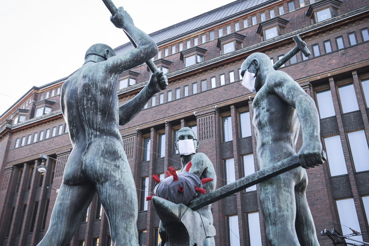 Virukselle kyytiä! Kolmen sepän patsas Helsingin keskustassa on koronakriisin aikana muodostunut suomalaisen kriisinkestävyyden vertauskuvaksi.